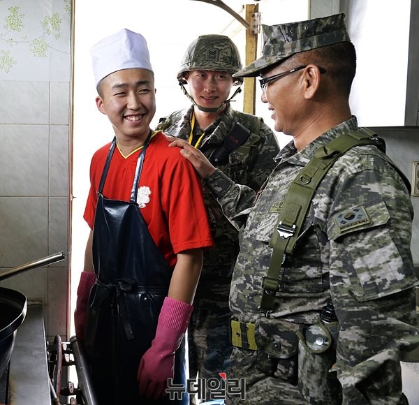▲ 김현채 원사(사진 왼쪽)가 강화도 볼음도 숙영지를 방문해 취사병을 격려하고 있다. ⓒ 해병대 제공