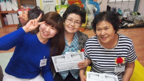 ▲ 어버이날 카네이션 훈장과 표창장을 받아 든 탈북 어르신들 / (자료사진)