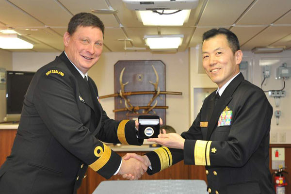 ▲ CTF 151에 파견된 뉴질랜드 해군 관계자와 만난 이토 히로시 日해상자위대 해장보(해군 소장, 오른쪽). ⓒ뉴질랜드 외교통상부 홈페이지 캡쳐