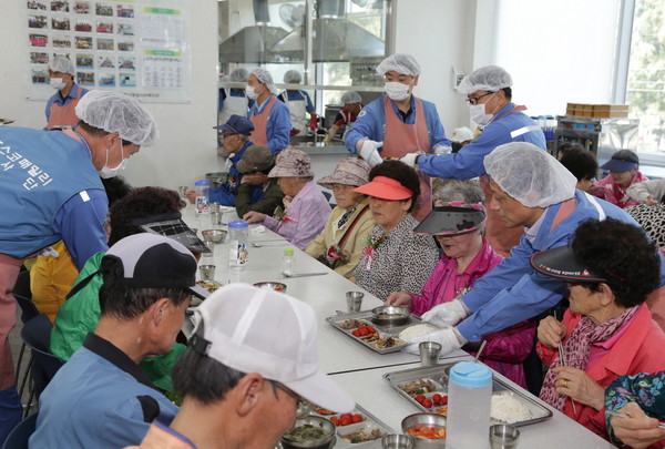 ▲ 포스코 포항제철소가 8일 어버이날을 맞아 포항시 남구 송도동과 해도동에 위치한 무료급식소 ‘포스코 나눔의 집’을 찾아 무료배식 봉사활동을 펼쳤다.ⓒ포스코 포항제철소 제공