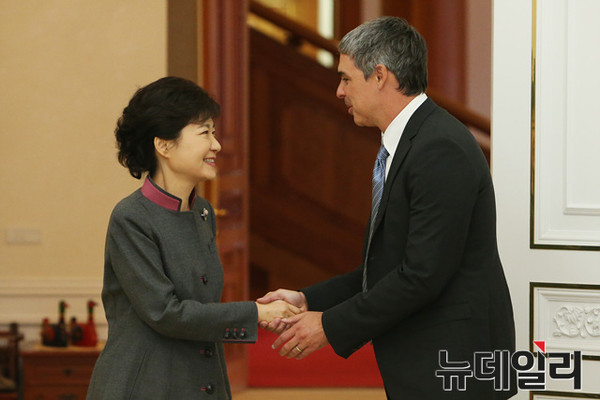 ▲ 박근혜 대통령이 지난 2013년 4월26일 오후 청와대에서 래리 페이지 구글 최고경영자(CEO)와 만나 악수를 나누고 있다. ⓒ청와대 제공