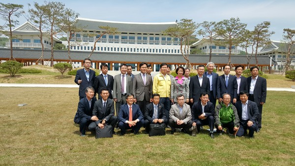 ▲ 8일 오전 경북신도청 앞에서 이인선 부지사와 최대진 본부장 등 4개 실국 공무원들이 기념촬영을 하고 화합을 다지고 있다.ⓒ뉴데일리