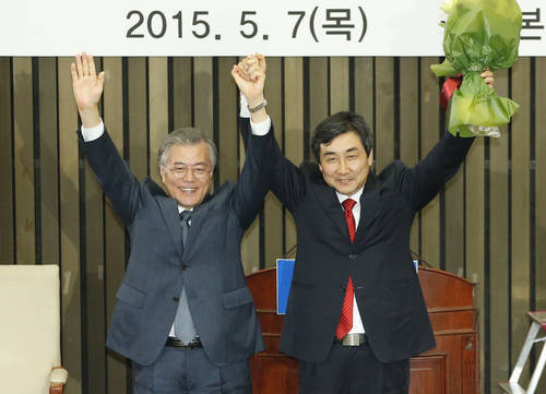 ▲ 지난 7일 새정치민주연합 이종걸  원내대표가 당선 직후 문재인 대표와 함께 손을 들고 있다. ⓒ연합뉴스