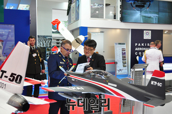 ▲ ‘2015 IDEF(국제군수산업전시회)가 터키 이스탄불 서부 투얍 컨벤션센터에서 4일간의 일정을 끝으로 8일 폐막했다. 전시회에 참가한 KAI(한국항공우주산업)의 부스 모습. ⓒ 국방부 공동취재단