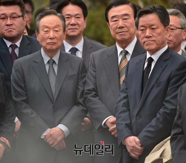 ▲ 지난달 7일 서울 동작동 국립현충원 DJ 묘역에서 열린 정기 참배에 권노갑 상임고문과 나란히 자리하고 있는 새정치민주연합 주승용 최고위원. ⓒ뉴데일리 정상윤 기자