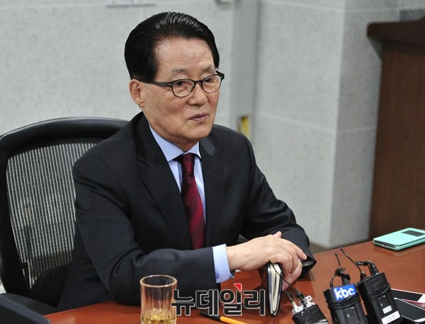 ▲ 4·29 재보선 이후 처음으로 방송 출연 등 공개 석상에 등장해 새정치민주연합 문재인 대표에 대한 압박의 강도를 높이고 있는 박지원 전 원내대표. ⓒ뉴데일리 이종현 기자