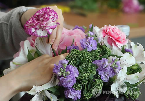 ▲ 어버이날을 앞두고 카네이션 꽃바구니를 만들고 있는 모습. ⓒ 연합뉴스
