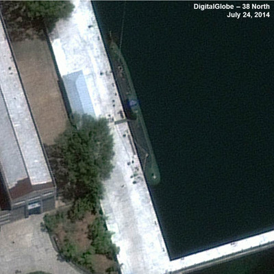 ▲ 2014년 7월 美디지털 글로부의 위성이 찍은 신포항 사진. 한미 연합군이 신포급이라 부르는 잠수함이 보인다. ⓒ美존스홉킨스大의 北전문매체 38노스 화면 캡쳐.