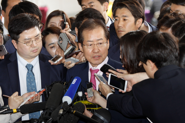 ▲ 서울고검 앞에서 기자들 질문에 답하는 홍준표 경남도지사 ⓒ뉴데일리