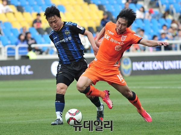 ▲ 결승골을 기록한 인천의 김동석 선수와 제주의 윤빛가람 선수가 공을 차지하기 위해 경합을 벌이고 있다. ⓒ 뉴데일리 이종현 사진기자