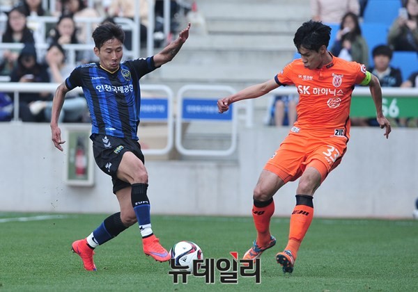 ▲ 인천의 이천수 선수와 제주의 배기종 선수가 공을 쟁취하기 위해 경합을 벌이고 있다. ⓒ 뉴데일리 이종현 사진기자