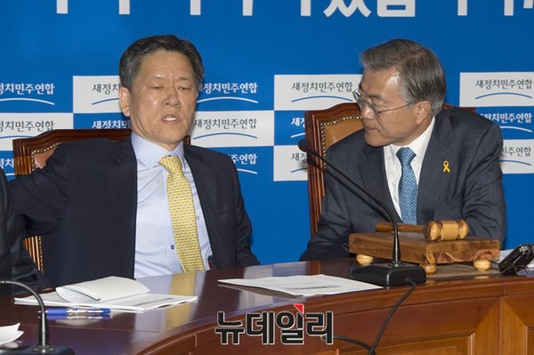 ▲ 8일 새정치민주연합 최고위원회의에서 주승용 최고위원(사진 왼쪽)이 정청래 최고위원의 공갈 발언 직후 격분한 모습을 보이자, 왼쪽에 앉은 문재인 대표(사진 오른쪽)가 급히 손을 잡으며 다독이려 하고 있다. ⓒ뉴데일리 이종현 기자