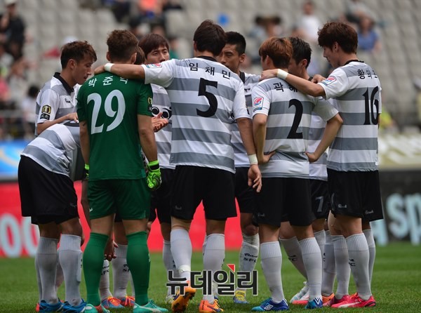 ▲ 성남 선수들이 경기가 시작하기 전 서로 모여 전술을 이야기하고 있다.ⓒ뉴데일리 정상윤 사진기자