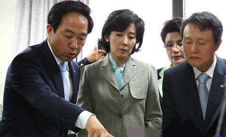 ▲ 2011년 6월, 만리재역 유치를 위해 주민 8천명의 서명을 받아 나경원의원, 진영의원 등과 함께 국토부에 청원서를 제출한 필자(사진 왼쪽)