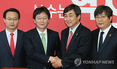 ▲ 새누리당 조해진 원내수석부대표(왼쪽 부터), 유승민 원내대표와 새정치민주연합 이종걸 원내대표, 이춘석 원내수석부대표가 10일 국회 새누리당 원내대표실에서 상견례하고 있다. ⓒ 연합뉴스DB