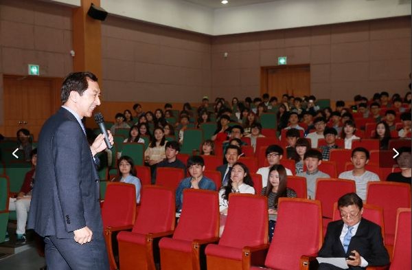 ▲ 김기현 시장이 28일 울산대학교 다매체강당에서 전 학부에서 자발적으로 모인 250여 명의 대학생을 대상으로 ‘청년, 꿈의 지휘자’라는 주제로 특별강연을 했다.=ⓒ뉴데일리