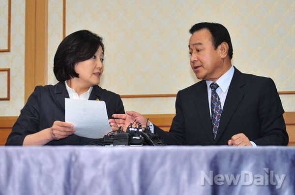 ▲ 여야 원내대표 주례회동이라는 제도를 시작한 새누리당 이완구 전 원내대표와 새정치민주연합 박영선 전 원내대표가 지난해 8월 19일 이른바 세월호 정국 속에서 여야 원내대표 주례회동을 갖고 있다. ⓒ뉴데일리 이종현 기자