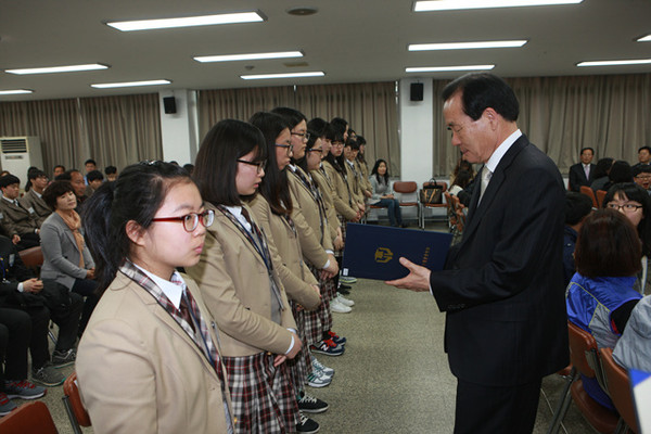 ▲ 김주수 군수는 성적우수 학생들에게 장학증서 수여하고 있다.ⓒ의성군 제공