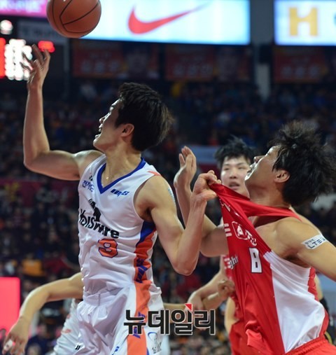 ▲ 박상오 선수(8번, 빨간색 유니폼).ⓒ뉴데일리