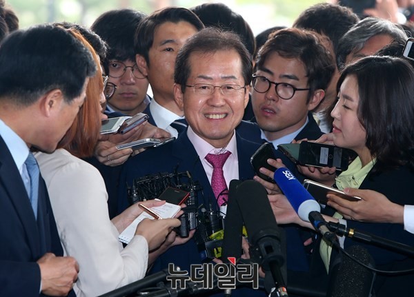 ▲ 고 성완종 전 경남기업 회장으로부터 1억원을 받은 혐의로 홍준표 경남도지사가 8일 오전 서울 서초구 서울고등검찰청으로 들어서고 있다. ⓒ 뉴데일리 이종현 사진기자