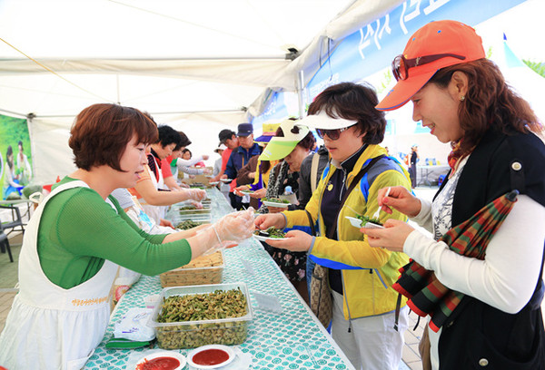 ▲ 산나물 비빔밤 시식ⓒ영양군 제공