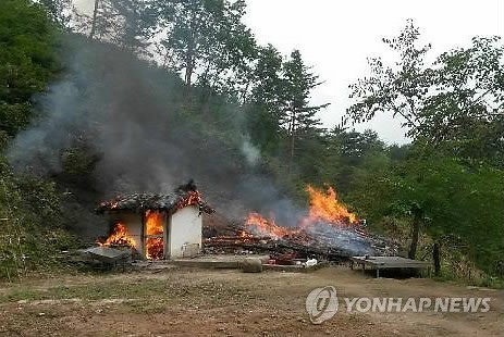 ▲ 지난해 6월 18일 삼척시 근덕면 인근의 한 사찰 암자에서 스님의 부주의로 불이 나 16.5㎡ 규모의 요사채와 창고를 모두 태웠다. ⓒ 연합뉴스