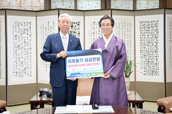 ▲ (주)광일 이만영 대표(사진 왼쪽)가 사랑나눔 실천 성금을 기탁하고 고윤환시장과 기념촬영 하고있다.ⓒ문경시 제공