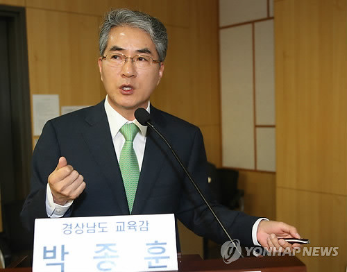 ▲ 박종훈 경남도 교육감이 22일 국회 의원회관에서 열린 학교급식 개정 국회 긴급 토론회에서 학교 무상급식 중단 경과 브리핑하고 있다. 2015.4.22  ⓒ 사진 연합뉴스