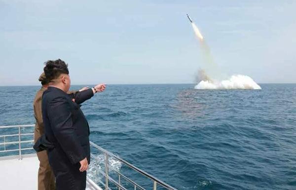 ▲ 김정은이 SLBM 잠수함발사탄도미사일 사출시험을 참관하고 있다. ⓒ연합뉴스