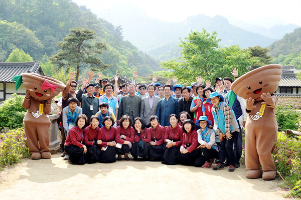 ▲ 문경전통찻사발축제 자원봉사자와 종사자들이 고윤환 시장, 김억주 축제추진위원장과 기념촬영을 하고 있다.ⓒ문경시 제공