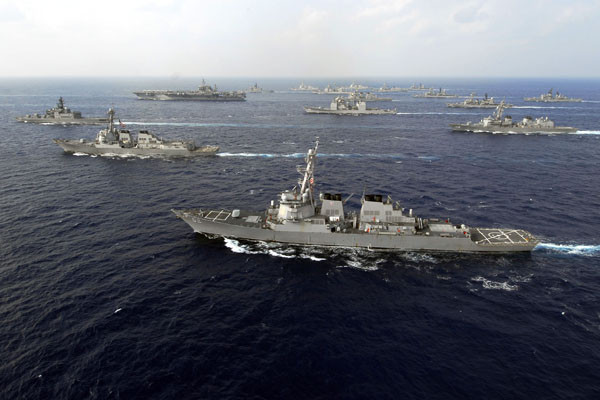 ▲ 2008년 '킨 스워드(Keen Sword)' 훈련에서 美7함대 전투함들과 대형을 맞춰 이동하는 日해상자위대 전투함들. 미일방위협력지침 개정 후 日해자대는 첫 해상훈련지역으로 남중국해를 선택했다. ⓒ위키피디아 공개사진-美해군