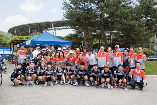 ▲ 남유진 시장과 김익수 김시의회 의장이 선수단과 함께 기념촬영을 하고 있다.ⓒ구미시 제공