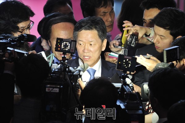 ▲ 새정치민주연합 주승용 최고위원이 12일 국회 본회의에 등원하기에 앞서 취재진을 만난 자리에서 질문에 답하고 있다. ⓒ뉴데일리 이종현 기자