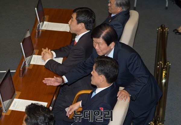 ▲ 12일 당내 4선 이상 중진 의원들을 모아 입장을 발표한 새정치민주연합 박병석 전 국회부의장이 같은 날 국회 본회의에 등원한 주승용 최고위원의 자리로 찾아가 위로와 격려의 뜻을 전하고 있다. ⓒ뉴데일리 이종현 기자