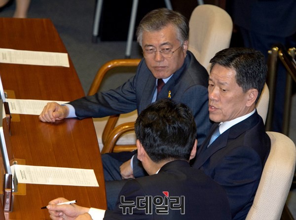 ▲ 새정치민주연합 정청래 최고위원이 12일 국회 본회의에 등원한 주승용 최고위원의 손을 덥썩 잡고 따로 한 번 만나자는 뜻을 전하고 있는 가운데, 문재인 대표가 옆자리인 이종걸 원내대표의 자리로 옮겨 앉아 주승용 최고위원과 정청래 최고위원을 물끄러미 바라보고 있다. 정청래 최고위원의 이날 제안에 주승용 최고위원은 가타부타 답을 하지 않은 것으로 전해졌다. ⓒ뉴데일리 이종현 기자