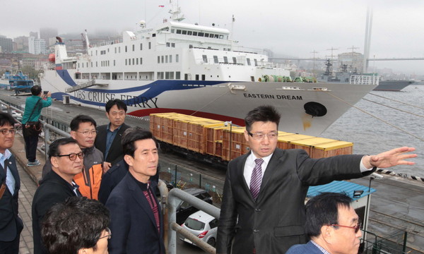 ▲ 이강덕 포항시장 일행이 러시아를 방문해 블라디보스톡 국제여객터미널을 둘러보고 있다ⓒ포항시 제공