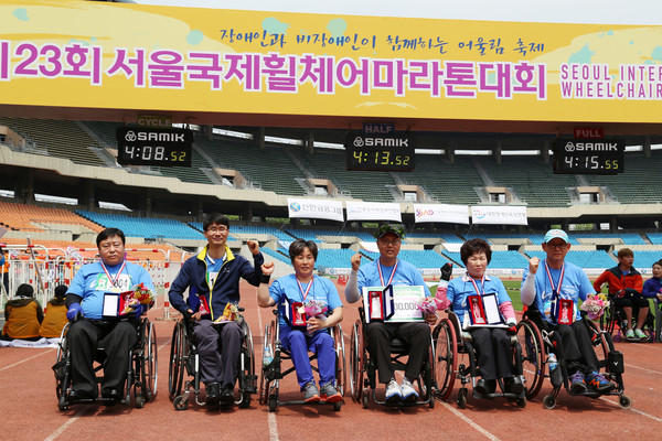 ▲ 좌측부터 이규선 t5152부문/3위, 조대성 t5152부문/4위, 김창순 t5354부문/4위, 노병일 t5152부문/1위, 김현자 t5354/6위, 이상권 t5353/3위ⓒ안동시 제공