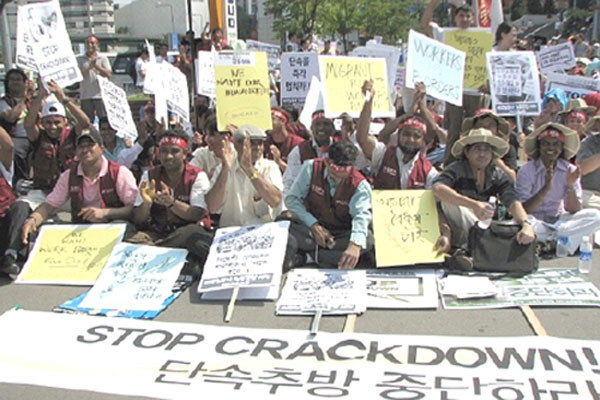 ▲ 盧정권 시절, 민노총의 도움을 받아 결성한 불법체류자들의 노조 '이주노동자 노조'가 시위를 벌이는 모습. ⓒ뉴데일리 DB