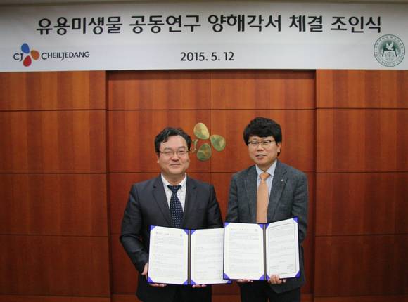 ▲ 문병석 CJ제일제당 식품연구소 소장(오른쪽)과 김윤근 이화융합의학연구원 원장(왼쪽)이 12일 서울시 구로구 구로동 소재 CJ제일제당 식품연구소에서 ‘유용미생물 공동연구 양해각서’에 서명한 뒤 기념사진을 찍고 있다. ⓒCJ제일제당