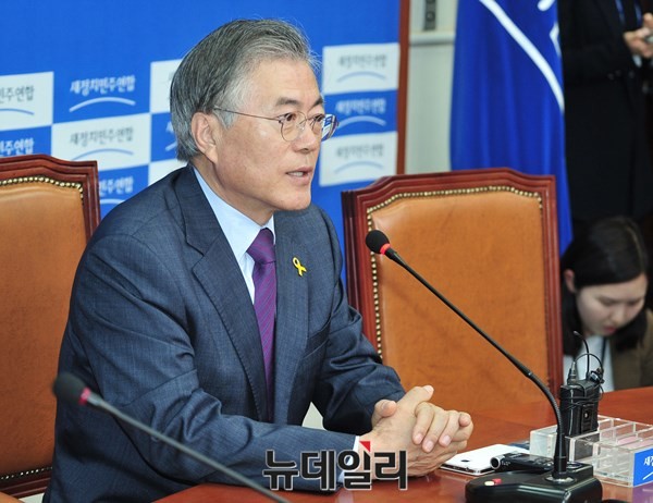 ▲ 새정치민주연합 문재인 대표가 13일 오전 긴급 기자간담회를 통해 정청래 최고위원에 대한 사실상의 직무정지를 선언하고 있다. ⓒ뉴데일리 이종현 기자