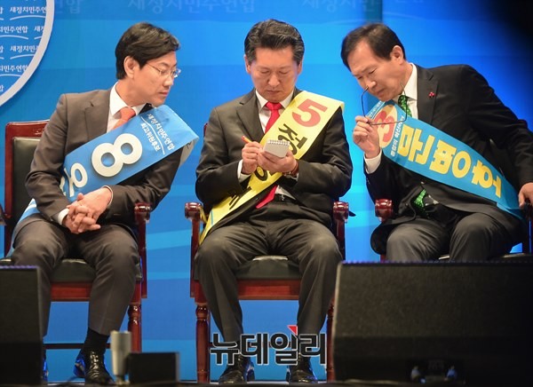 ▲ 새정치민주연합 정청래 최고위원이 지난 2월 8일 열렸던 전당대회에서 수첩에 무언가를 메모하고 있는 가운데, 오영식 최고위원(사진 왼쪽)이 이를 넘겨다보고 있다. 2·8 전당대회를 통해 선출된 정청래 최고위원은 잇단 막말과 폭언으로 물의를 빚다 불과 3개월만에 사실상의 직무정지를 맞게 됐다. ⓒ뉴데일리 정상윤 기자