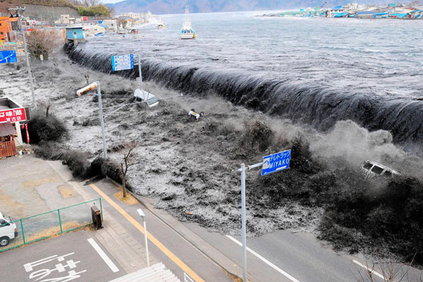 ▲ 2011년 3월 11일 日도호쿠 지역에서 일어난 지진은 쓰나미를 일으켜 수십만 명의 피해자를 냈다. 사진은 당시 촬영된 쓰나미의 모습. ⓒ당시 日언론 보도화면 캡쳐-美애틀랜틱 닷컴