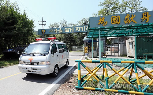 ▲ 총기사고 부대서 나오는 구급차 (서울=연합뉴스) 신준희 기자 = 13일 총기 사고가 발생한 서울 내곡동 예비군훈련장에서 군 앰뷸런스가 나오고 있다. ⓒ 사진 연합뉴스