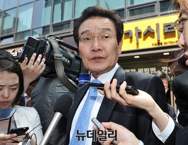 ▲ 민주당 집권을 위한 모임 소속인 새정치민주연합 변재일 의원이 13일 서울 여의도 모처에서 문재인 대표와 오찬 회동을 마치고 나와, 취재진의 질문에 답하고 있다. ⓒ뉴데일리 이종현 기자