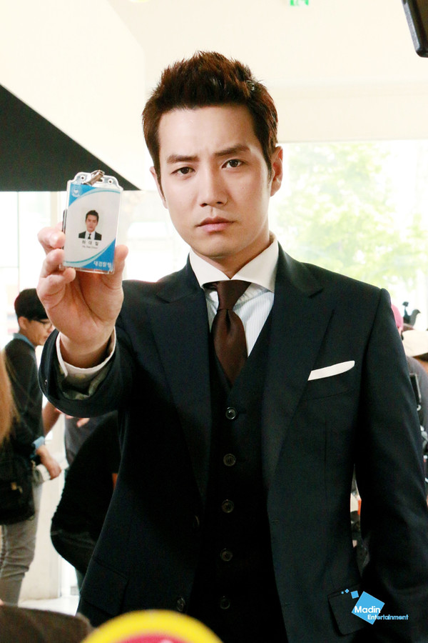 ▲ 복면검사에서 하대철 역을 맡은 주상욱이 검찰청 출입증 인증샷을 공개하고 있다.ⓒ사진=메이딘 엔터테인먼트 제공