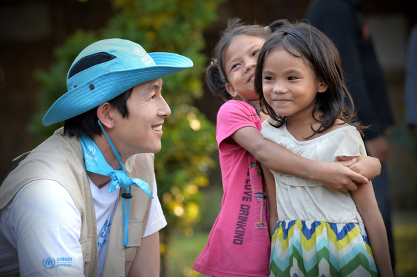 지난해 11월 네팔 다막 지역 난민촌에서 부탄 출신 난민들과 만난 정우성 명예사절.  © UNHCR / Cho Seihon (유엔난민기구 / 조세현)