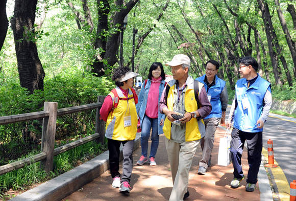 ▲ 남산 힐링 걷기대회 참가자들 모습.ⓒ신한생명 제공