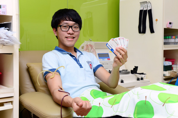▲ 제17회 헌혈축제가 열린 14일 오전 대구보건대 헌혈의 집에서 박영빈 씨가 자신이 모은 헌혈 증서를 들고 헌혈을 하고 있다. ⓒ대구보건대 제공