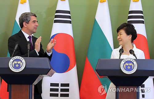 ▲ 박근혜 대통령이 14일 오전 청와대에서 열린 공동기자회견에서 발언을 마친 뒤 로젠 플레브넬리에프 불가리아 대통령의 박수를 받고 있다. ⓒ연합뉴스 DB