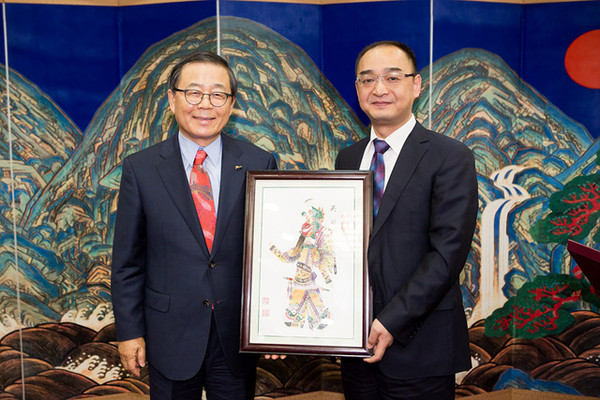 ▲ 구미시와 교류협력을 확대하기 위해 구미시를 방문한 국제우호도시인 섬서성 위남시 청몐구이 부시장이 남유진 시장에게 선물을 전하고 기념촬영을 하고 있다. ⓒ구미시 제공